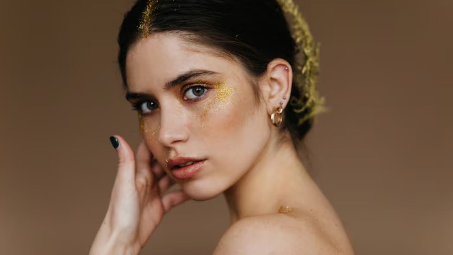 When can I wear Small Hoop Earrings After a Piercing? 1 When Can I Wear Small Hoop Earrings After a Piercing